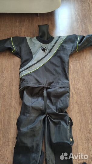 Сухой гидрокостюм для дайвинга