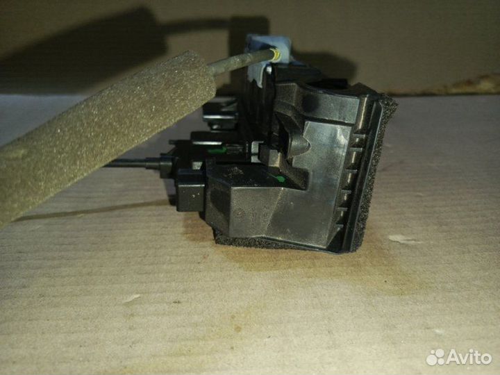 Замок задней правой двери Nissan Juke