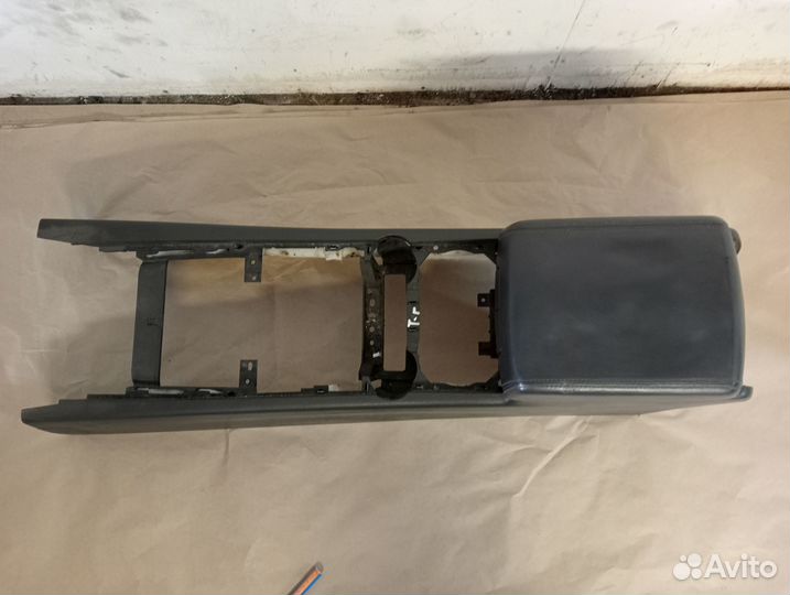 Подлокотник центральный Таурег