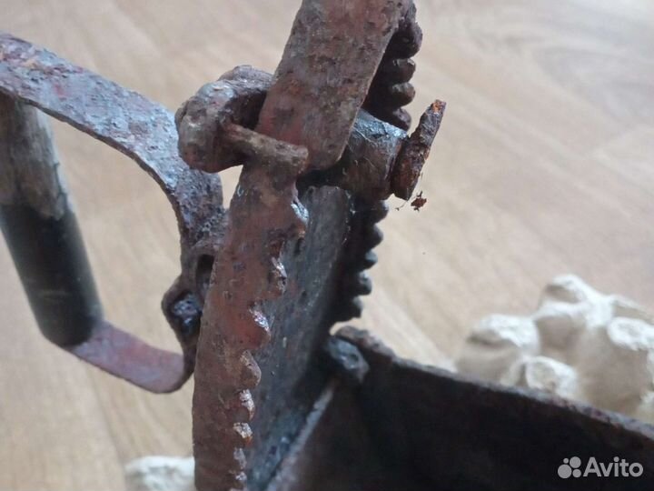 Старинный угольный утюг