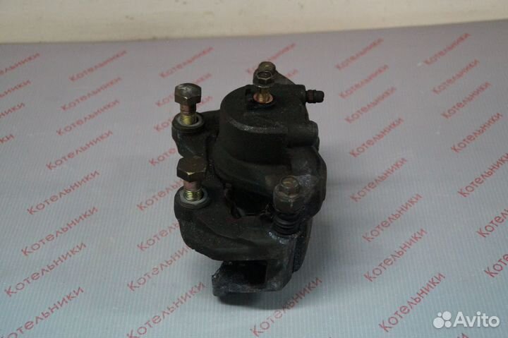 Nissan 41011-AU001 Суппорт тормозной левый