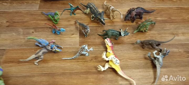Продам фигурки динозавров