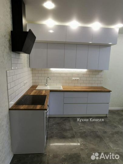 Двухуровневая белая кухня