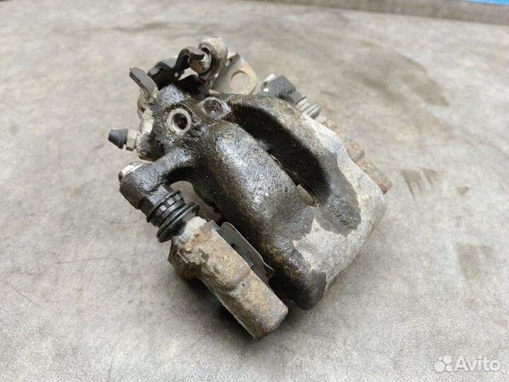 Суппорт задний левый Opel Astra H (3D) 1.6 Z16XER