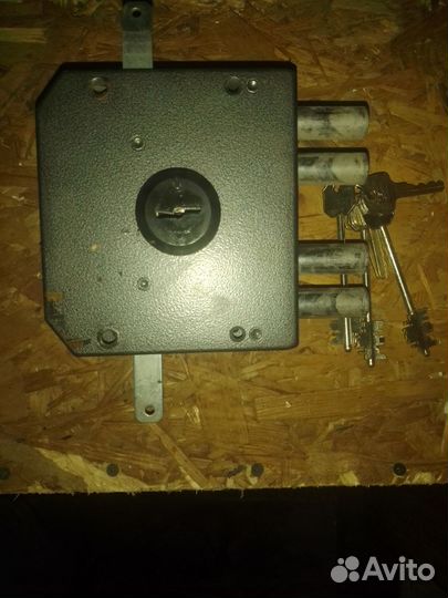 Замок дверной накладной