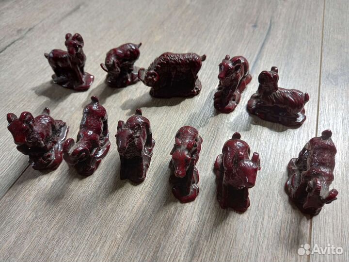 Фигурки из смолы красного дерева