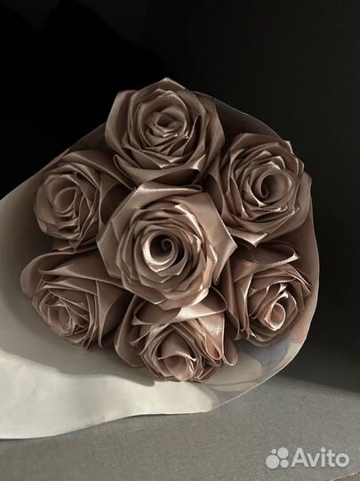 Розы из атласных лент