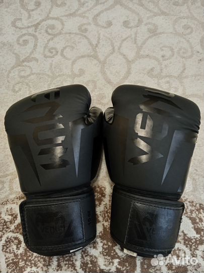 Боксерские перчатки venum