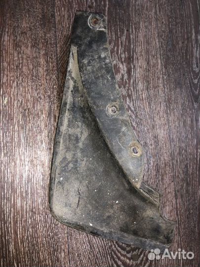 Брызговик передний левый Toyota Rav4 SXA15 3SFE