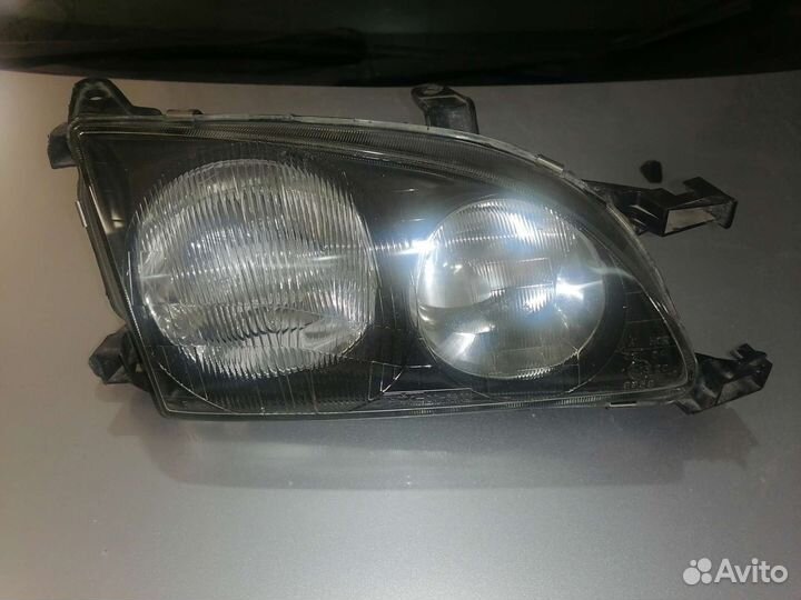 Фара Тoyota Avensis