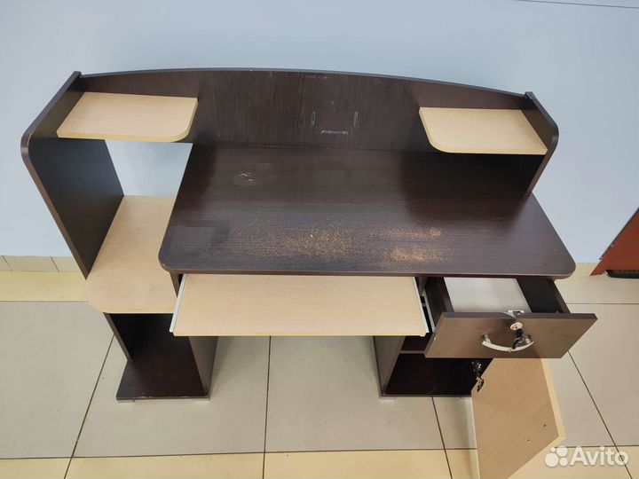 Компьютерный стол бу состояние на фото, целый