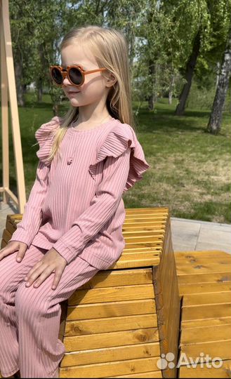 Костюм для девочки новый, в рубчик