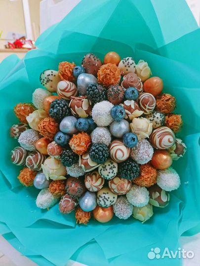 Цветы и клубника в шоколаде