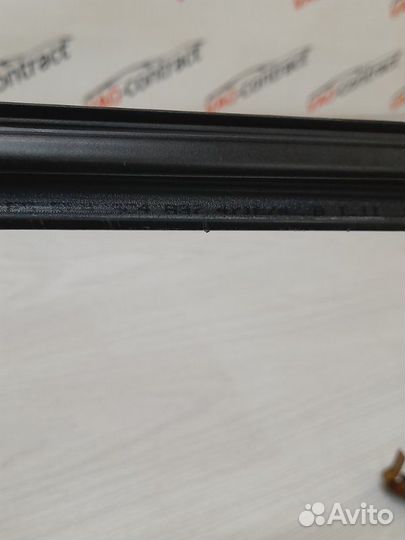 Уплотнитель стекла двери передний левый Volkswagen