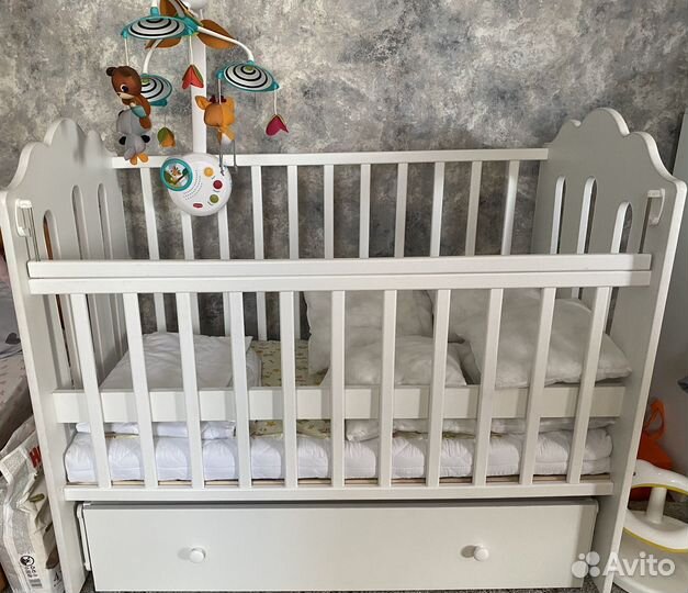 Детская кроватка с маятником белая