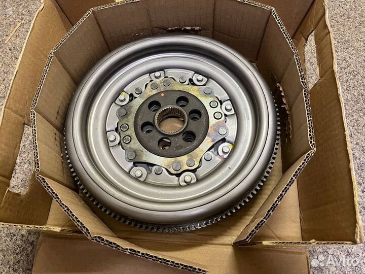 Маховик двухмассовый Luk 415072309