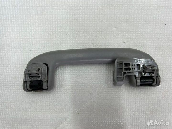 Ручка внутренняя потолочная задняя Toyota Camry
