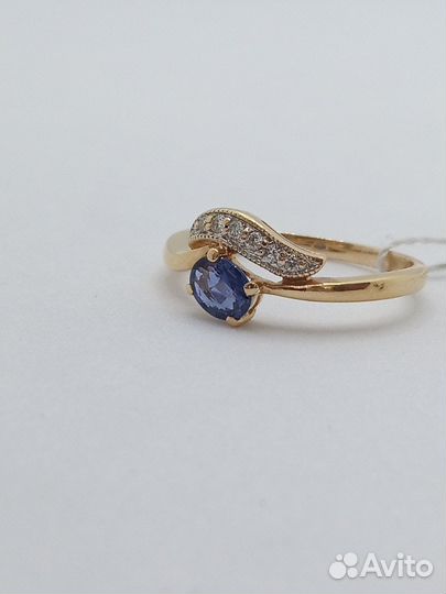 Золотое кольцо с камнем 17р