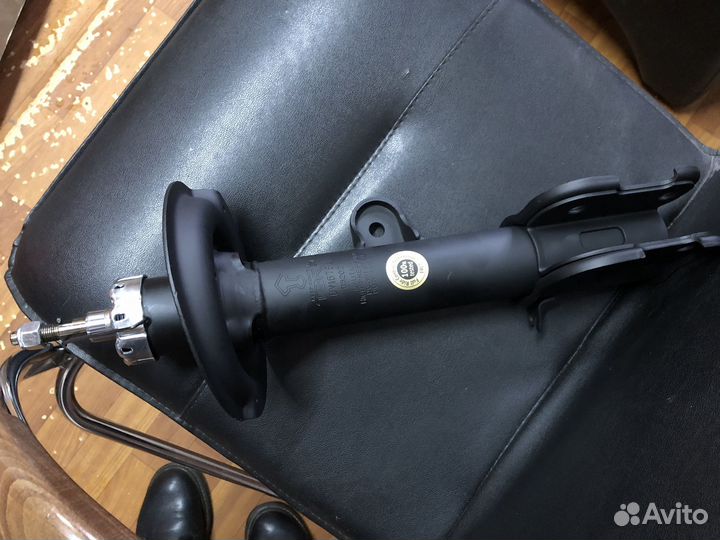 Амортизатор передний левый