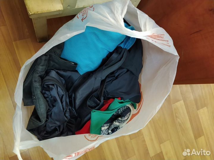 Отдам бесплатно женские вещи пакетом