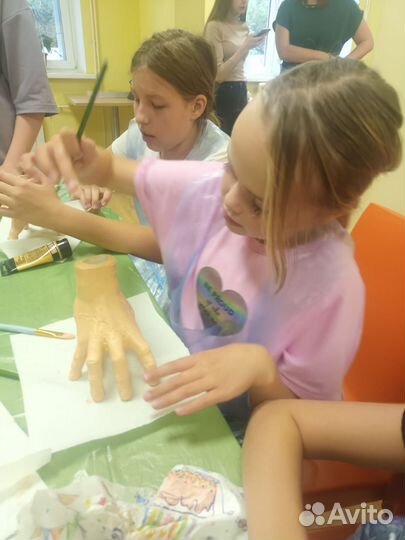 Гипсовая рука вещь из Аддамс