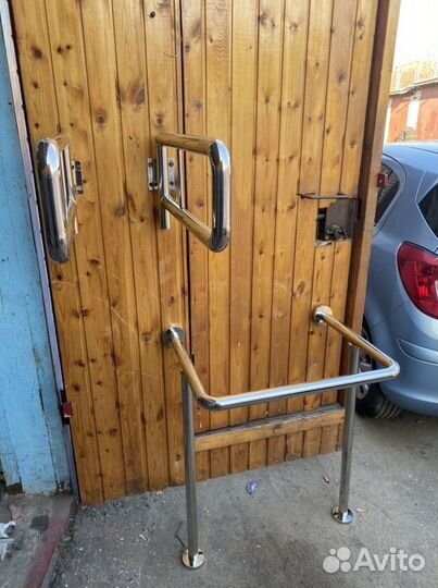 Откидной поручень