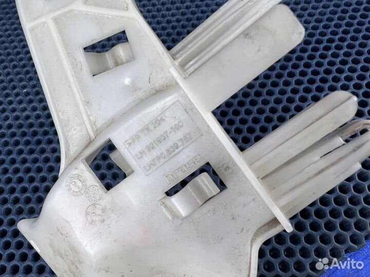 Крепление замка двери Touareg NF FL задней левой