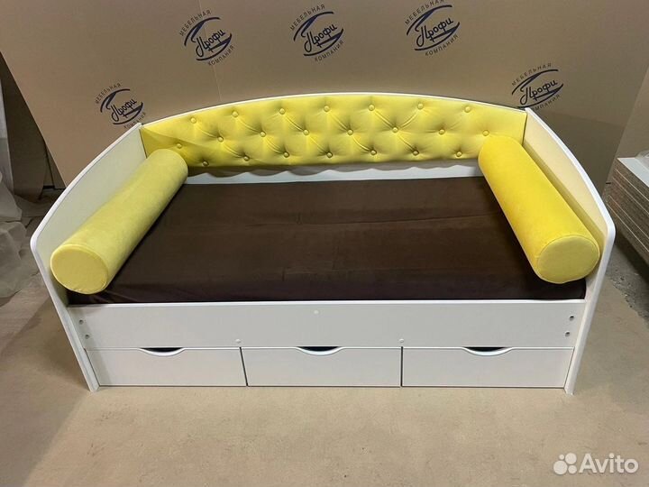 Кровать с мягкой спинкой