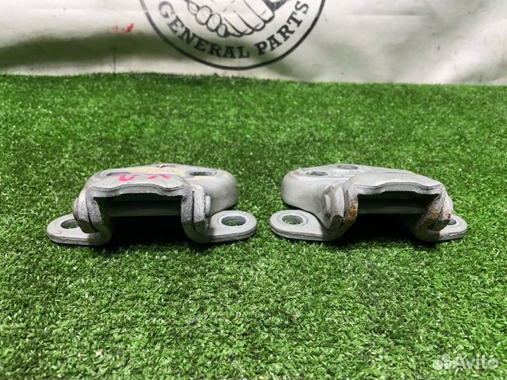 Петля двери багажника Toyota Land Cruiser Prado