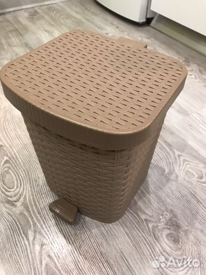 Контейнер с педалью 12 литров