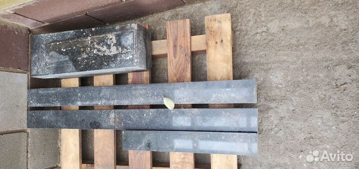 Памятник с клумбой из карельского гранита