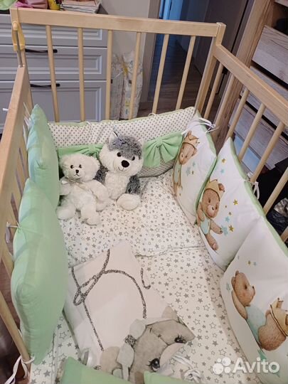 Детская кроватка с маятником