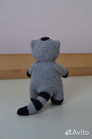 Игрушка Енот сухим валянием
