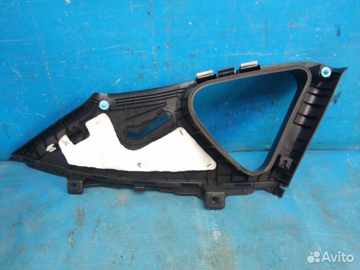 Обшивка задней стойки правая Hyundai Solaris 2010