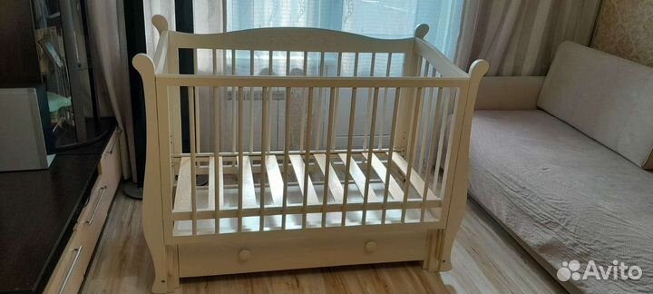Детская кроватка с маятником и ящиком