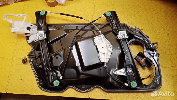 Стеклоподъемник передний правый Passat (B7)