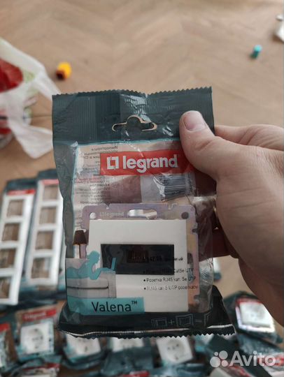 Legrand Valena цвет белый