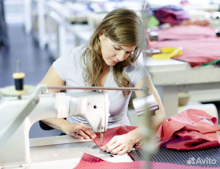 Сотрудник на упаковку одежды