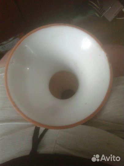 Ваза молочное стекло.Красный май