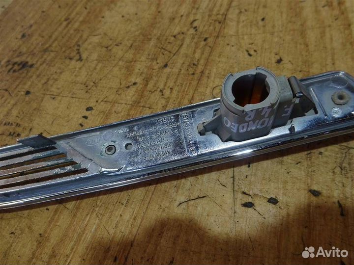 Повторитель поворота на крыло правый Ford Mondeo