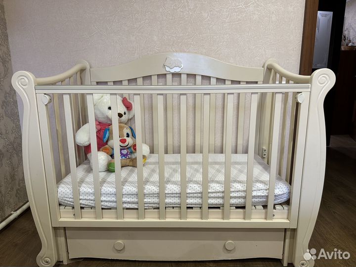 Детская кроватка Красная звезда с маятником