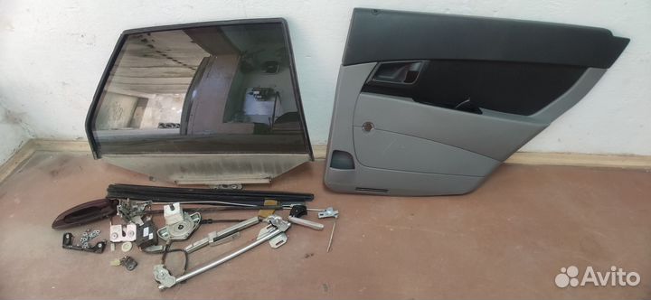 Заднее правое стекло, карта двери, и кишки