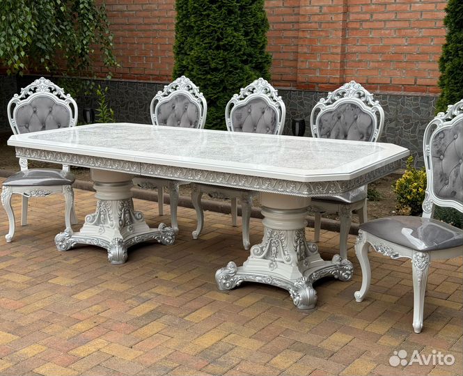 Стол и стулья