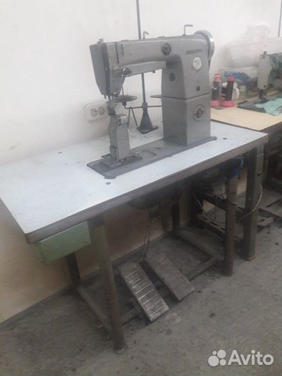 Колонковая швейная машина minerva