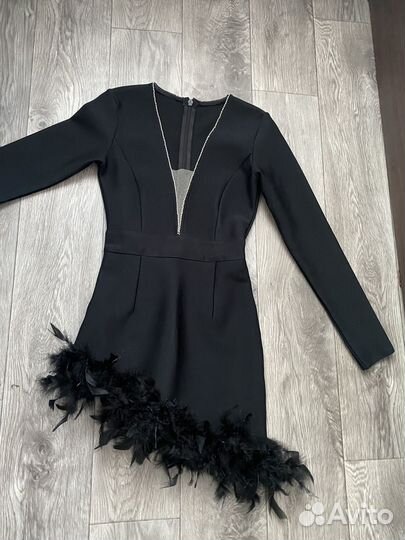 Платье с перьями