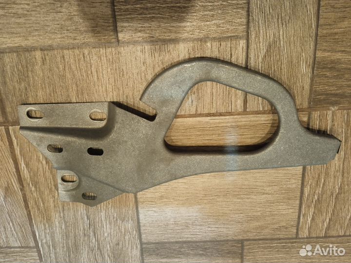 Кронштейн крепления панели приборов Audi 200 C3