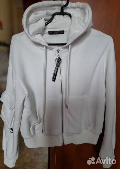 Продам белую новую мастерку фирмы bebe