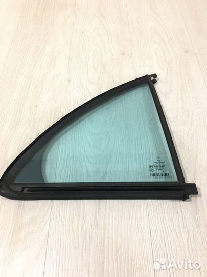 Форточка двери задняя правая Mercedes Benz E300