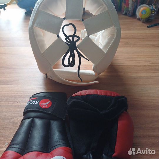 Шлем и перчатки, кимоно для рукопашного боя