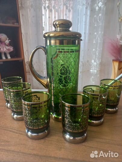 Кувшин со стаканами